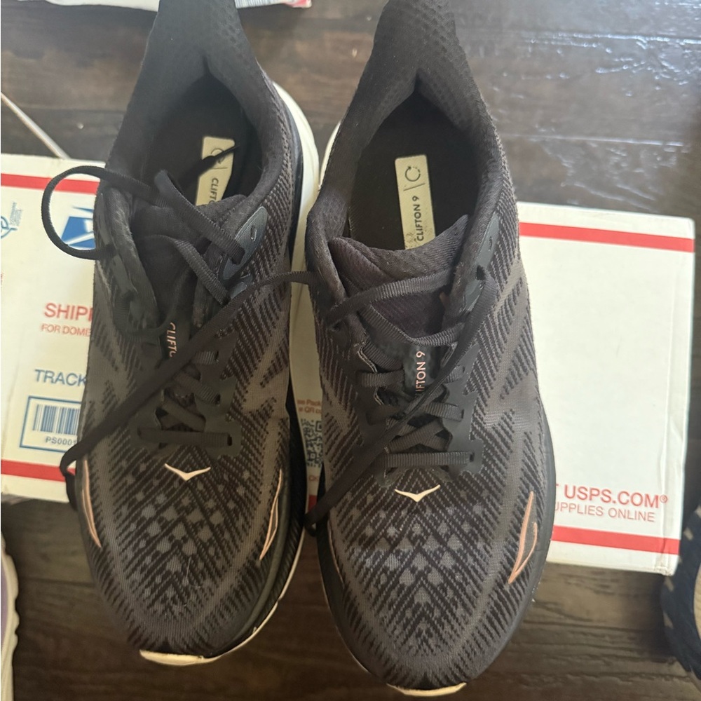 Hoka One One Clifton 9 Womens Size 10 Wide Running Shoes Sneakers Black Gold